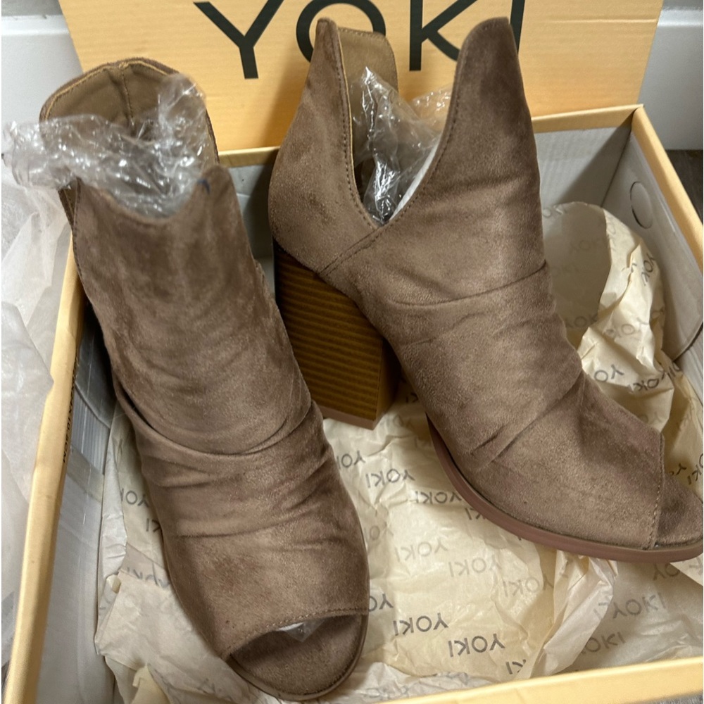 Yoki Open Toe Slip On Beige Block Sandals W/ Box and Bags Size 6.5M Solid
